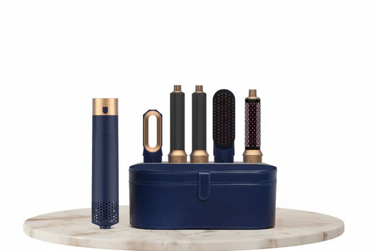 Set beauté bleu marine et or sur fond blanc